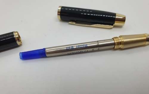 Beautiful Parker Rollerball (IL date code) Pen As new - Black with Gold Tone in Box with Booklet