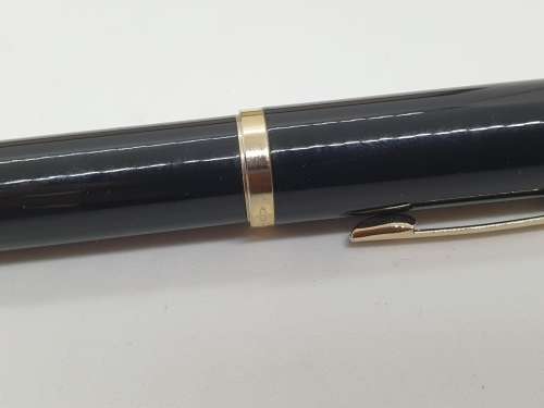 Beautiful Parker Rollerball (IL date code) Pen As new - Black with Gold Tone in Box with Booklet