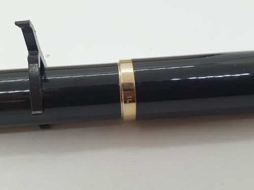 Beautiful Parker Rollerball (IL date code) Pen As new - Black with Gold Tone in Box with Booklet