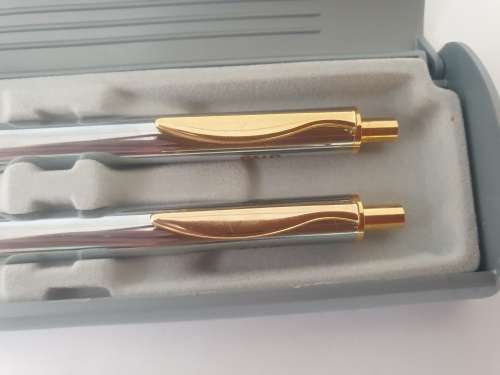 Vintage No Name Chrome and Gold Tone  Pen and Pencil Gift set in Case FNB BRANDED
