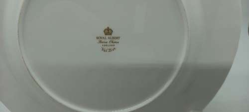 Vintage Royal Albert Val D'or -Plate  209mm - (gold trim have some wear)