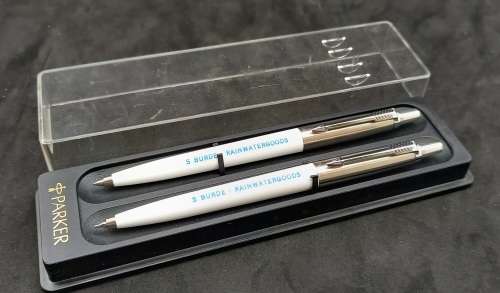 1990 Parker Pen and Pencil set (Branded) Ink is 0k- in good Condition in case