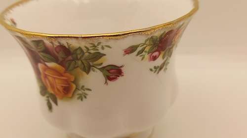 Vintage Royal Albert "OLD COUNTRY ROSES"  Tea Cup (Hairline Crack)