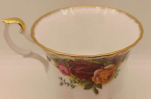 Vintage Royal Albert "OLD COUNTRY ROSES"  Tea Cup (Hairline Crack)