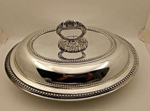 Vintage Silver Plated Tureen with removable Butlers Key (Plating very Good)