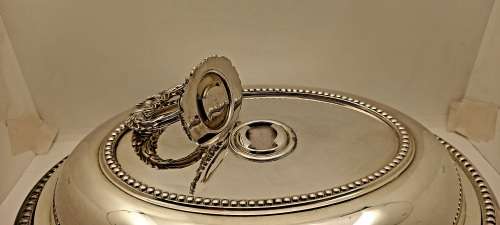 Vintage Silver Plated Tureen with removable Butlers Key (Plating very Good)