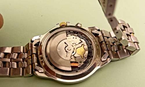 Vintage Seiko Kinetic Automatic watch 5M63A Movement -Runs then stops.- Lens chipped