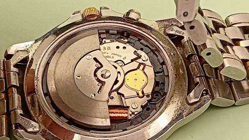 Vintage Seiko Kinetic Automatic watch 5M63A Movement -Runs then stops.- Lens chipped