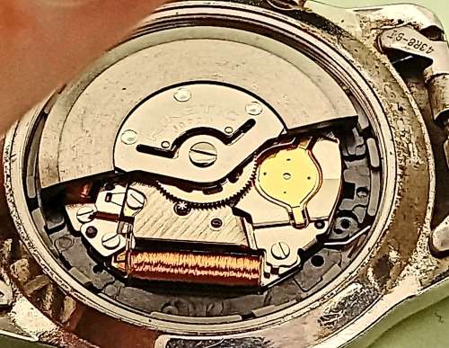 Vintage Seiko Kinetic Automatic watch 5M63A Movement -Runs then stops.- Lens chipped