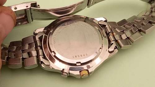 Vintage Seiko Kinetic Automatic watch 5M63A Movement -Runs then stops.- Lens chipped