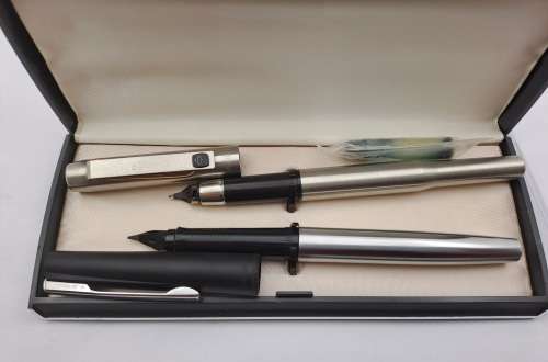 2 Used  vintage Fountain Pens in Cigar case - a Parker 25 and another no name fountain pen