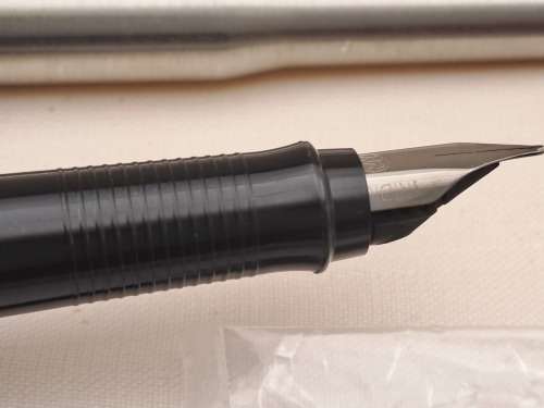 2 Used  vintage Fountain Pens in Cigar case - a Parker 25 and another no name fountain pen