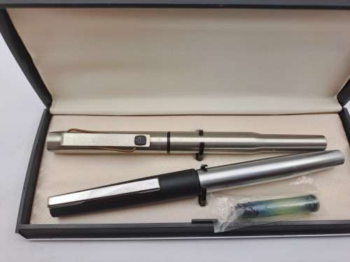 2 Used  vintage Fountain Pens in Cigar case - a Parker 25 and another no name fountain pen