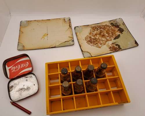 4 Vintage Coca Cola Items. Miniture Crate with 7 Coke bottles, 2 Metal Postcards and note Tin