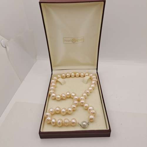 Pre-owned 50 cm Pearl Necklace in box 44 pearls