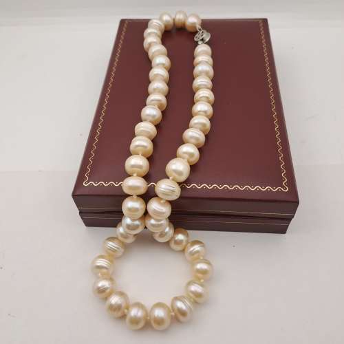 Pre-owned 50 cm Pearl Necklace in box 44 pearls