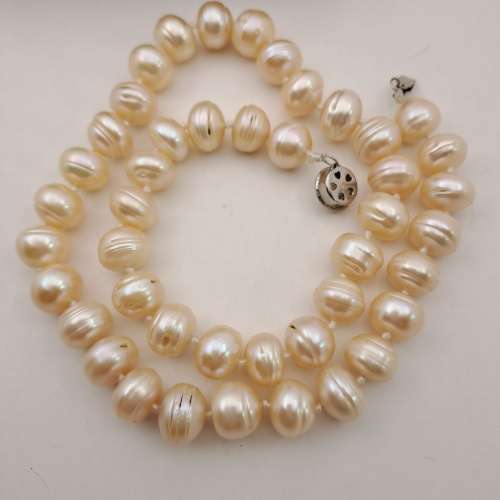 Pre-owned 50 cm Pearl Necklace in box 44 pearls