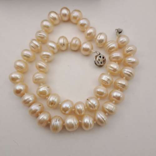 Pre-owned 50 cm Pearl Necklace in box 44 pearls