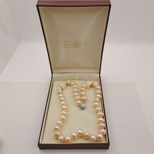 Pre-owned 50 cm Pearl Necklace in box 44 pearls
