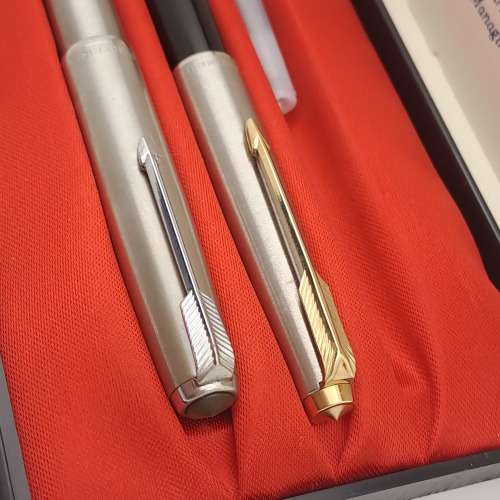2 Parker Fountain pens in Parker Case -INK Tested