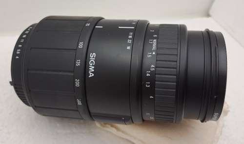 Pre-Owned Sigma 70-300mm 1:4-5.6 DL Macro Lens for Pentax camera
