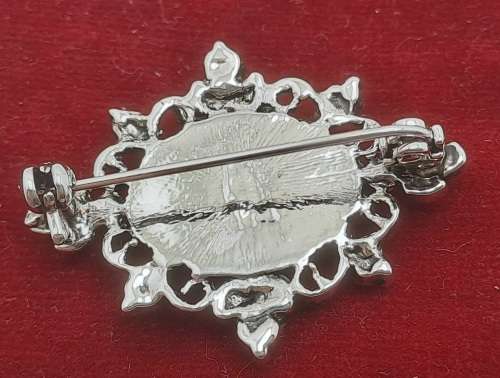 Vintage brooch 37mm x 25mm