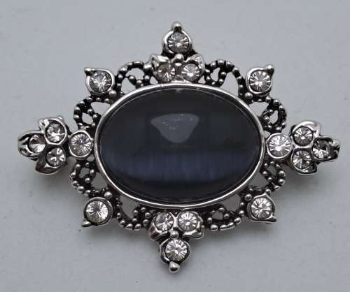 Vintage brooch 37mm x 25mm