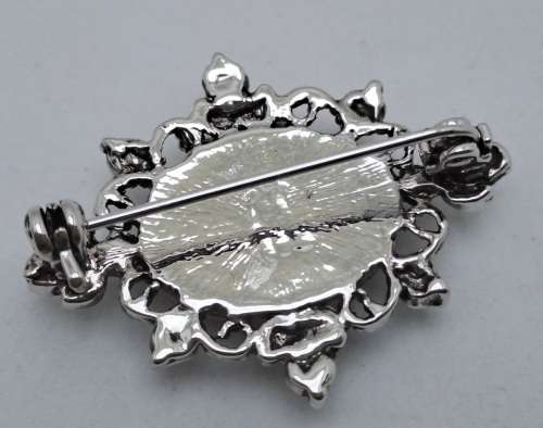 Vintage brooch 37mm x 25mm