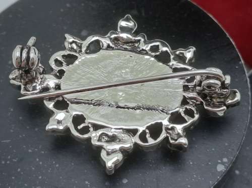 Vintage brooch 37mm x 25mm