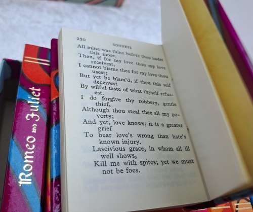 Vintage 1970`s Set of 12 `Midget` Classic Series Shakespeare Books-Publisher Burgess & Bowes.