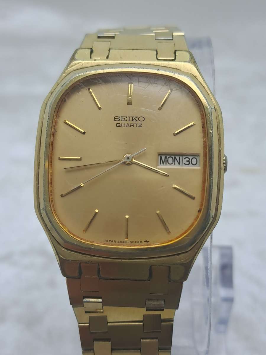 Pre-owned Vintage 1980 Seiko 5933-5010 Mens Quarts watch 010557-Working -strap link need repairs