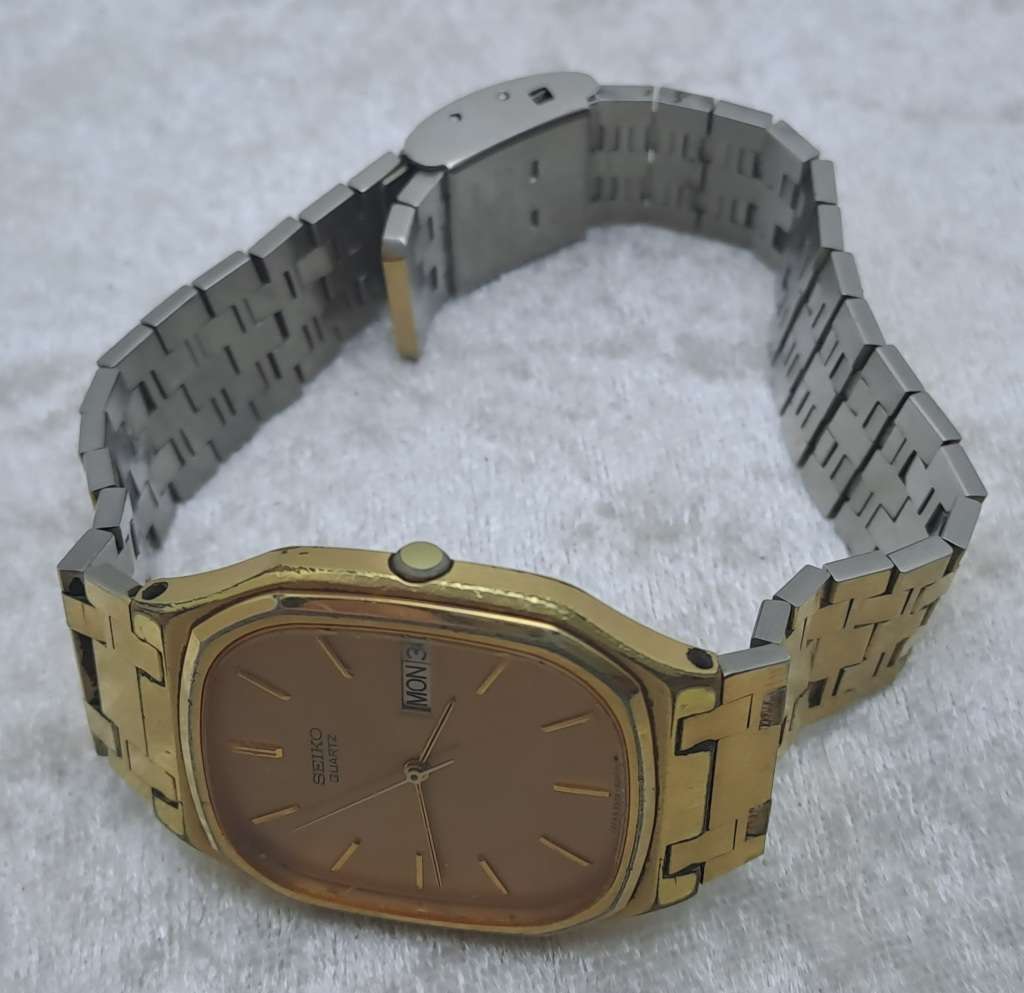 Pre-owned Vintage 1980 Seiko 5933-5010 Mens Quarts watch 010557-Working -strap link need repairs