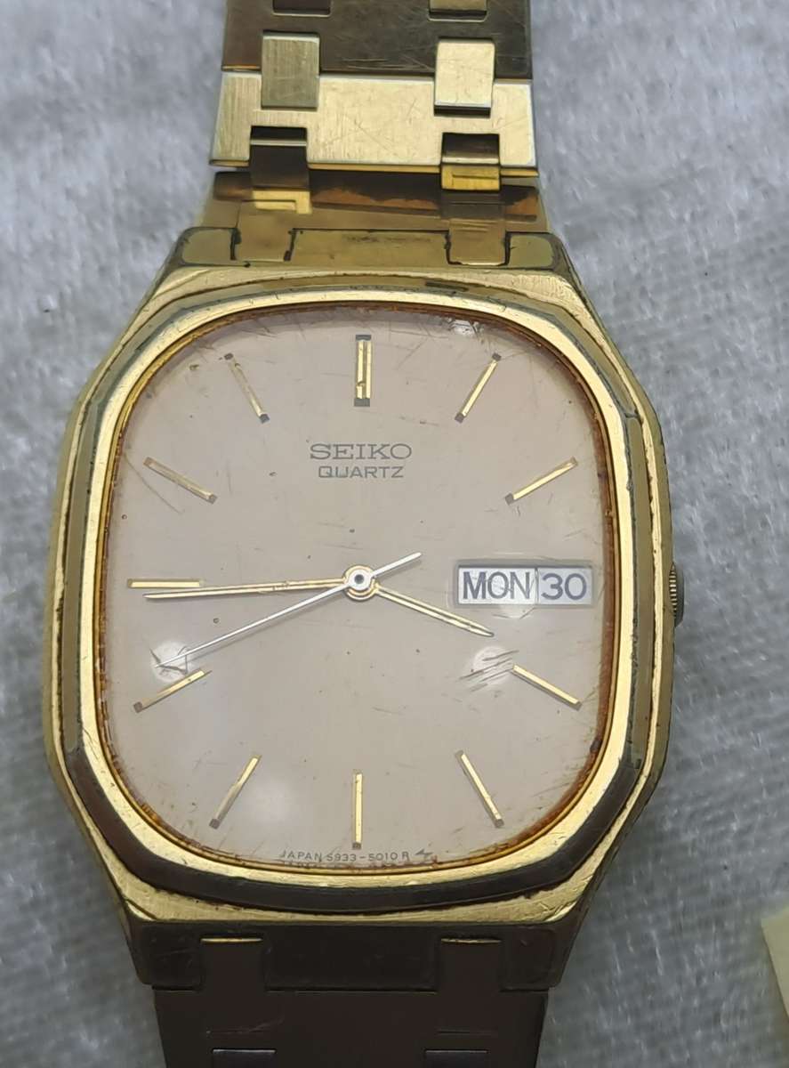 Pre-owned Vintage 1980 Seiko 5933-5010 Mens Quarts watch 010557-Working -strap link need repairs