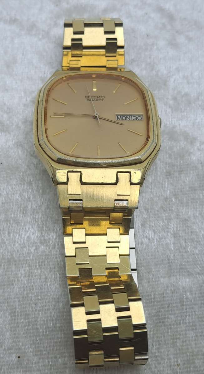 Pre-owned Vintage 1980 Seiko 5933-5010 Mens Quarts watch 010557-Working -strap link need repairs