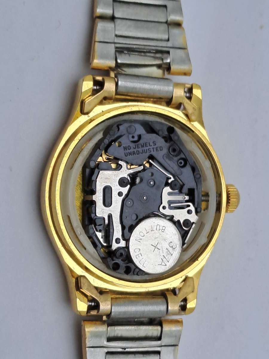 Vintage Ladie`s Gucci 2035 Quartz  Watch -Singapore Movement -Working