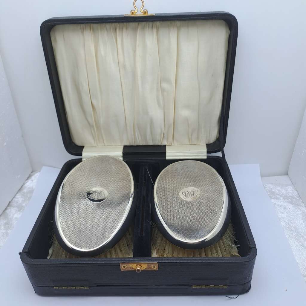 Vintage Hallmarked 1932 Sterling SILVER Gentlemen`s Styling Hair Brush set Birmingham England-Boxed