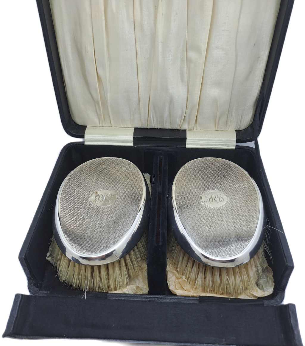 Vintage Hallmarked 1932 Sterling SILVER Gentlemen`s Styling Hair Brush set Birmingham England-Boxed