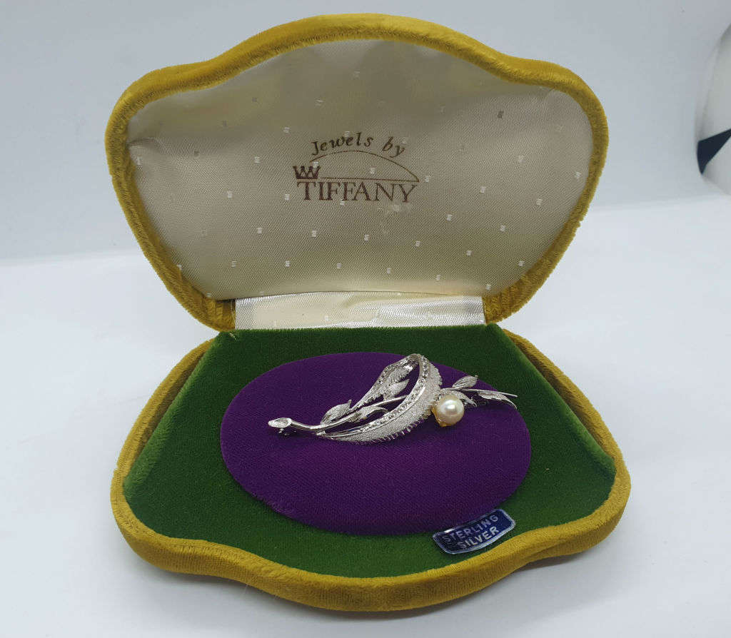 Vintage Brooch -Silver or Silver Plated- in Tiffany box  (Brooch don`t have the Tiffany mark)  7gram
