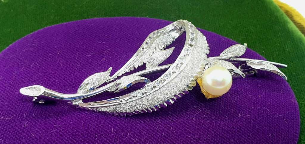 Vintage Brooch -Silver or Silver Plated- in Tiffany box  (Brooch don`t have the Tiffany mark)  7gram