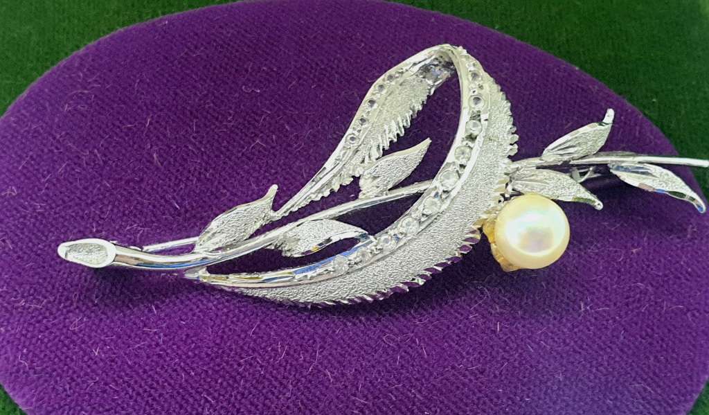 Vintage Brooch -Silver or Silver Plated- in Tiffany box  (Brooch don`t have the Tiffany mark)  7gram