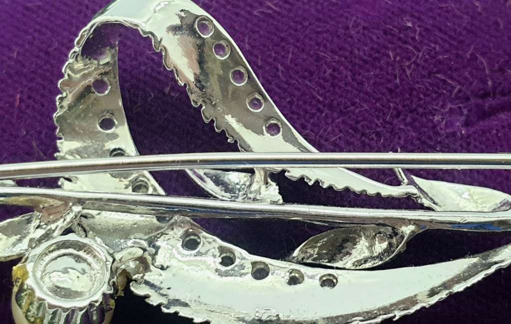 Vintage Brooch -Silver or Silver Plated- in Tiffany box  (Brooch don`t have the Tiffany mark)  7gram