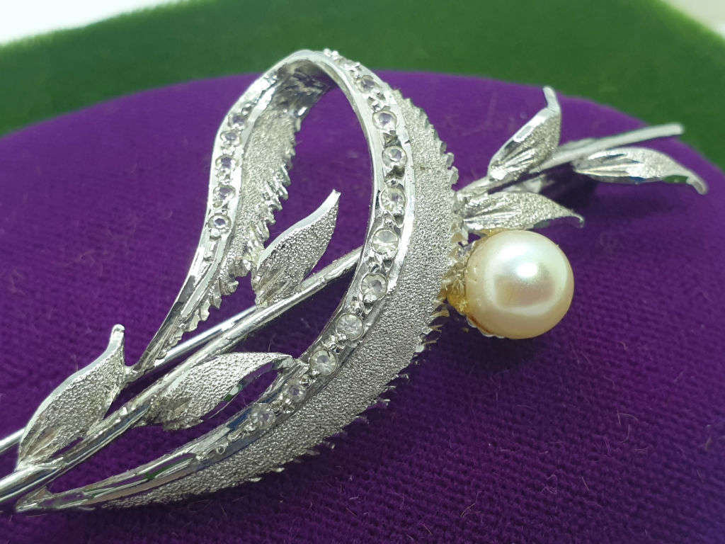 Vintage Brooch -Silver or Silver Plated- in Tiffany box  (Brooch don`t have the Tiffany mark)  7gram