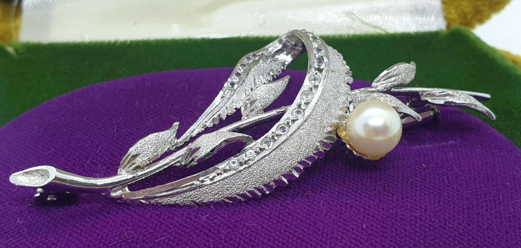 Vintage Brooch -Silver or Silver Plated- in Tiffany box  (Brooch don`t have the Tiffany mark)  7gram