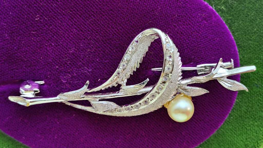 Vintage Brooch -Silver or Silver Plated- in Tiffany box  (Brooch don`t have the Tiffany mark)  7gram