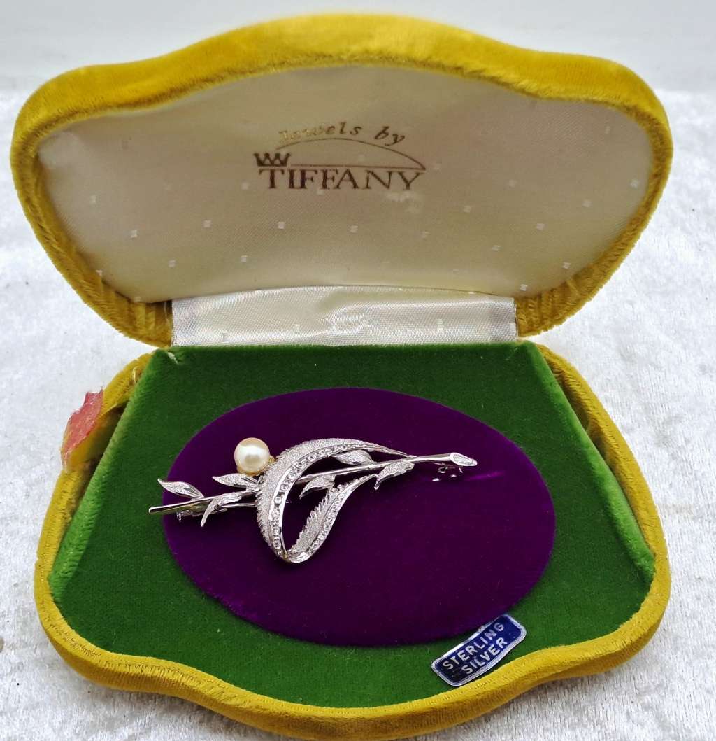 Vintage Brooch -Silver or Silver Plated- in Tiffany box  (Brooch don`t have the Tiffany mark)  7gram