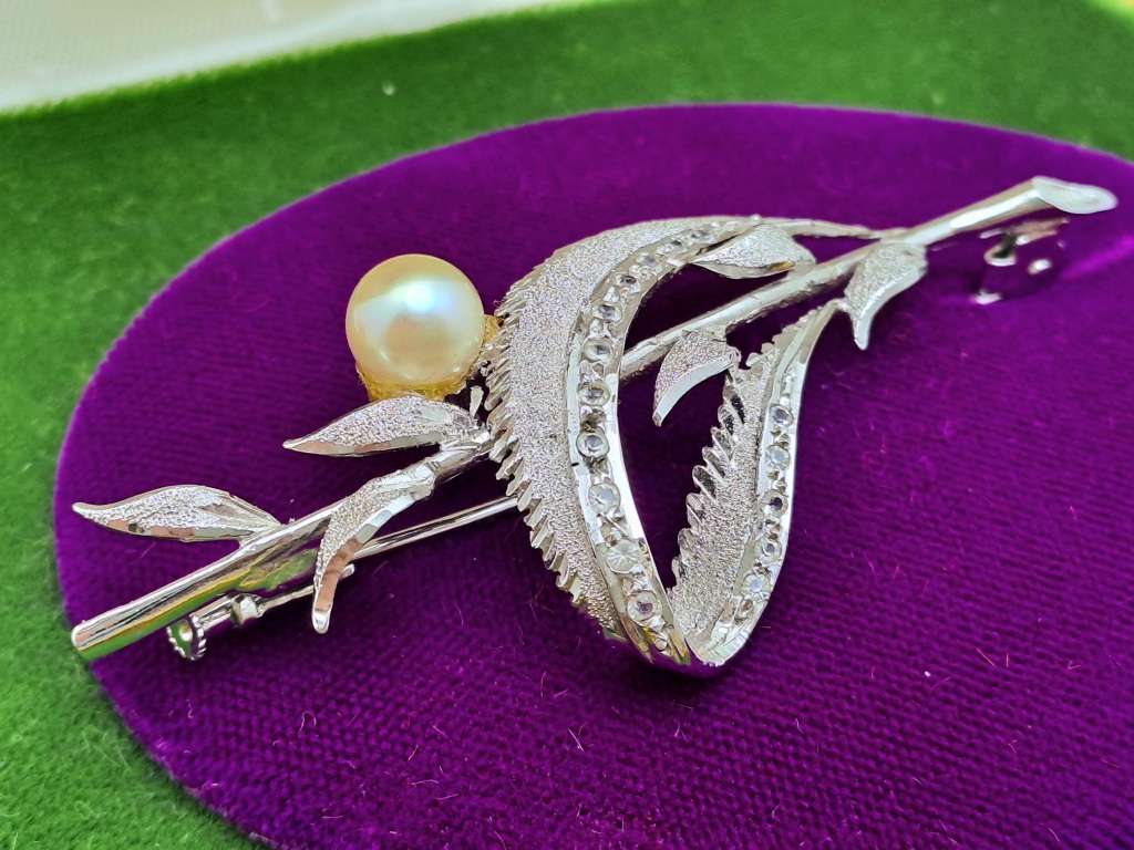 Vintage Brooch -Silver or Silver Plated- in Tiffany box  (Brooch don`t have the Tiffany mark)  7gram