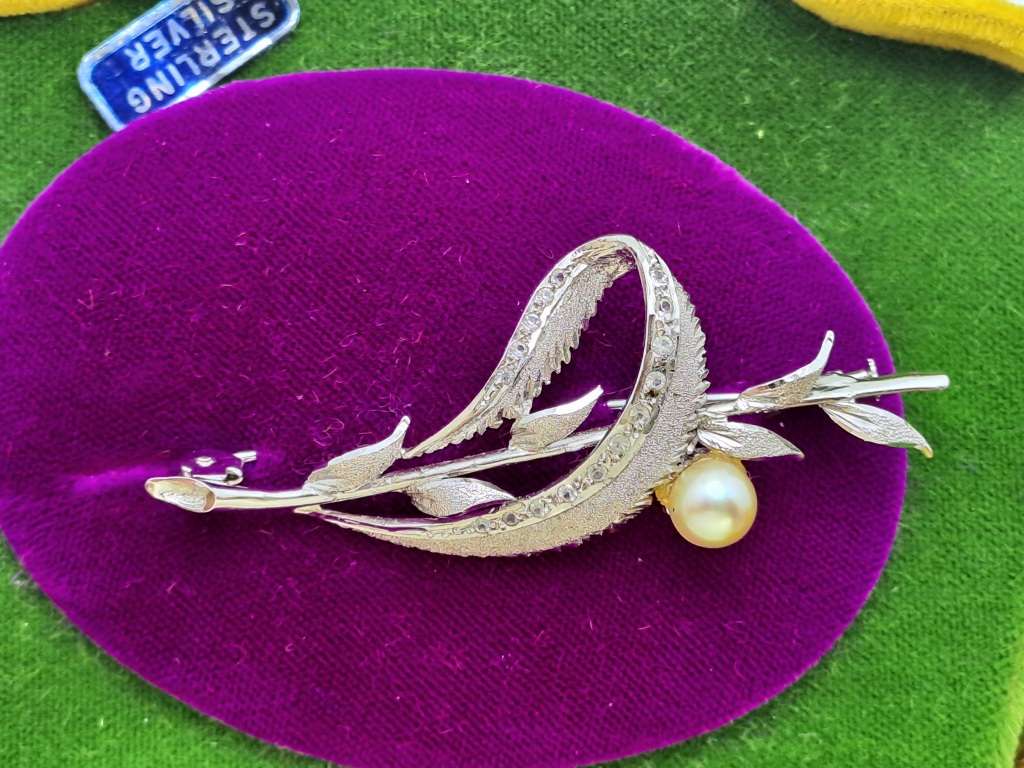 Vintage Brooch -Silver or Silver Plated- in Tiffany box  (Brooch don`t have the Tiffany mark)  7gram