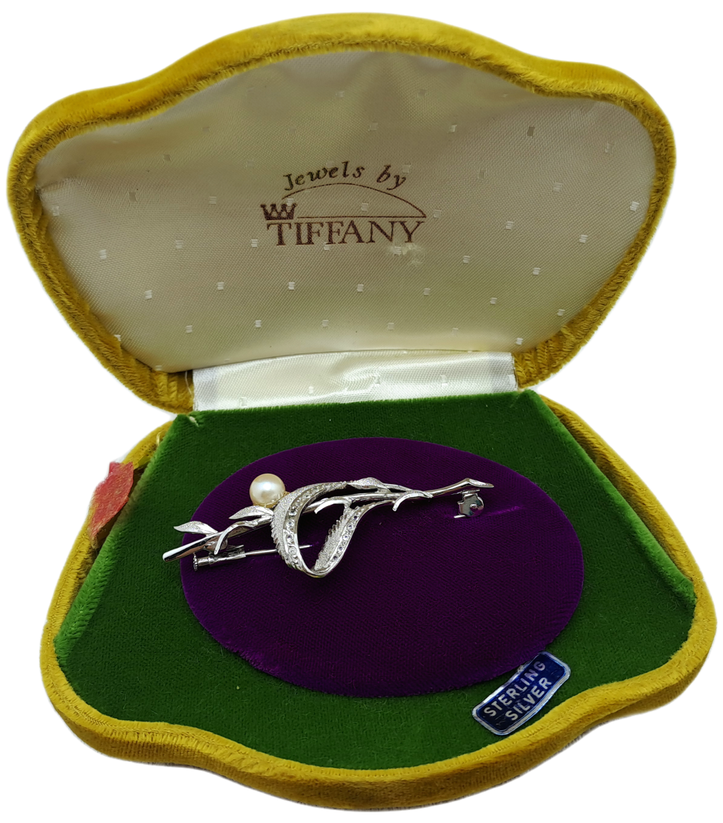 Vintage Brooch -Silver or Silver Plated- in Tiffany box  (Brooch don`t have the Tiffany mark)  7gram