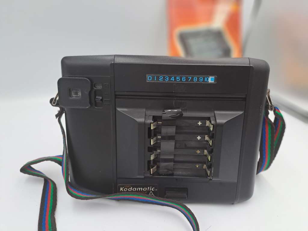 1980`s Kodamatic 960 Instant Camera with Manual and expired Filmpack (Display Piece not working)