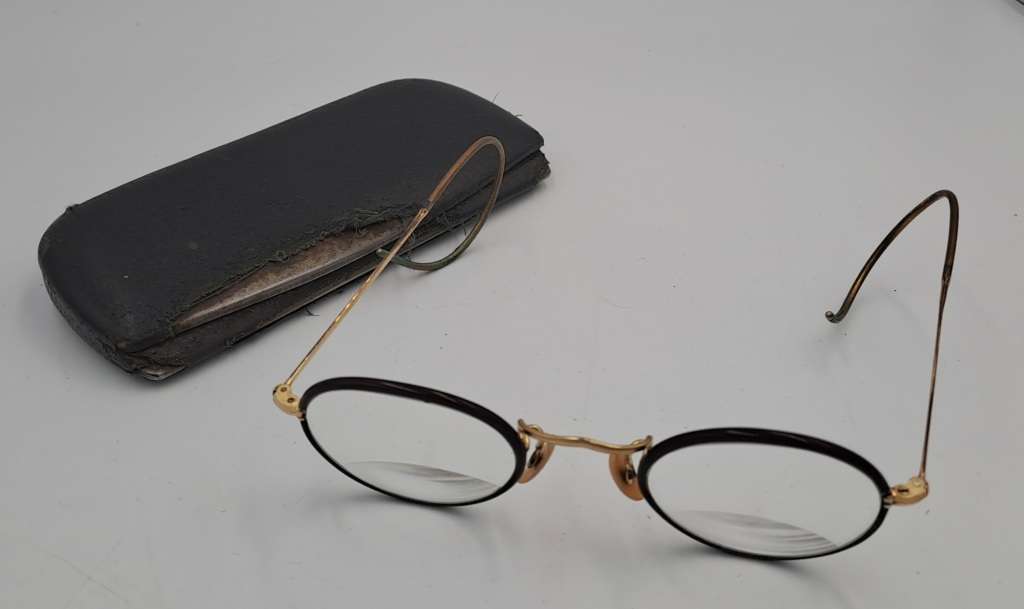 Vintage Multifocal reading Glasses - in Case (see condition of the case)